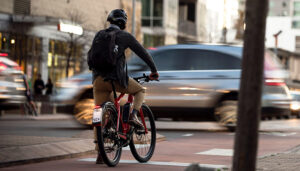 Radfahrer fährt mit dem Fahrrad auf dem Weg zur Arbeit im Rahmen von Fahrrad-Leasing bei MHW Bike Radfahrer fährt mit dem Fahrrad auf dem Weg zur Arbeit im Rahmen von Fahrrad-Leasing bei MHW Bike