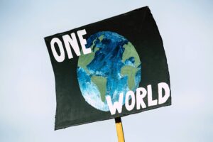 One World Symbol mit Weltkugel als Zeichen für nachhaltige Mobilität und umweltbewusstes Fahrrad-Leasing One World Symbol mit Weltkugel als Zeichen für nachhaltige Mobilität und umweltbewusstes Fahrrad-Leasing