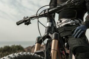 man riding mountain bike close up 300x200 - Radfahren im Winter und bei schlechtem Wetter - Was gibt es zu beachten?