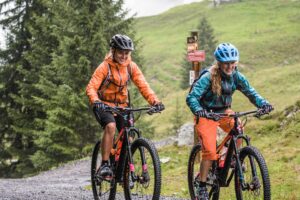 mhw beratung mtb fahren bei regen 300x200 - Mountainbike Damen: Aufregung und Innovation auf zwei Rädern