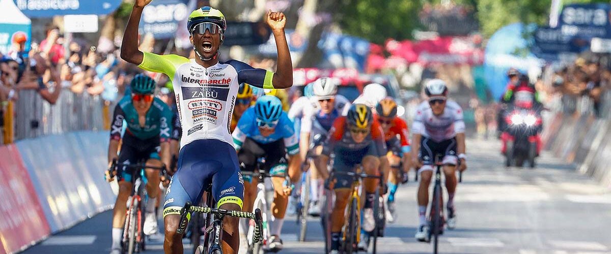 Biniam Girmay beim Überfahren der Ziellinie des Giro d’Italia