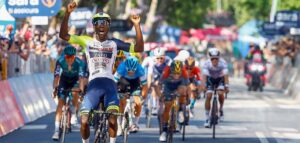 Biniam Girmay beim Überfahren der Ziellinie des Giro d’Italia