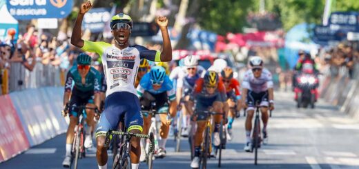 Biniam Girmay beim Überfahren der Ziellinie des Giro d’Italia