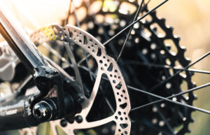 mountain bike wheel with disc brake close up picjumbo com 300x193 - Wie öffne ich die Kette an meinem Fahrrad?