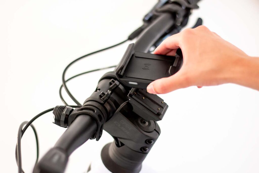 Die Smartphone Halterung SmartphoneGrip einsetzen Die Smartphone Halterung SmartphoneGrip einsetzen