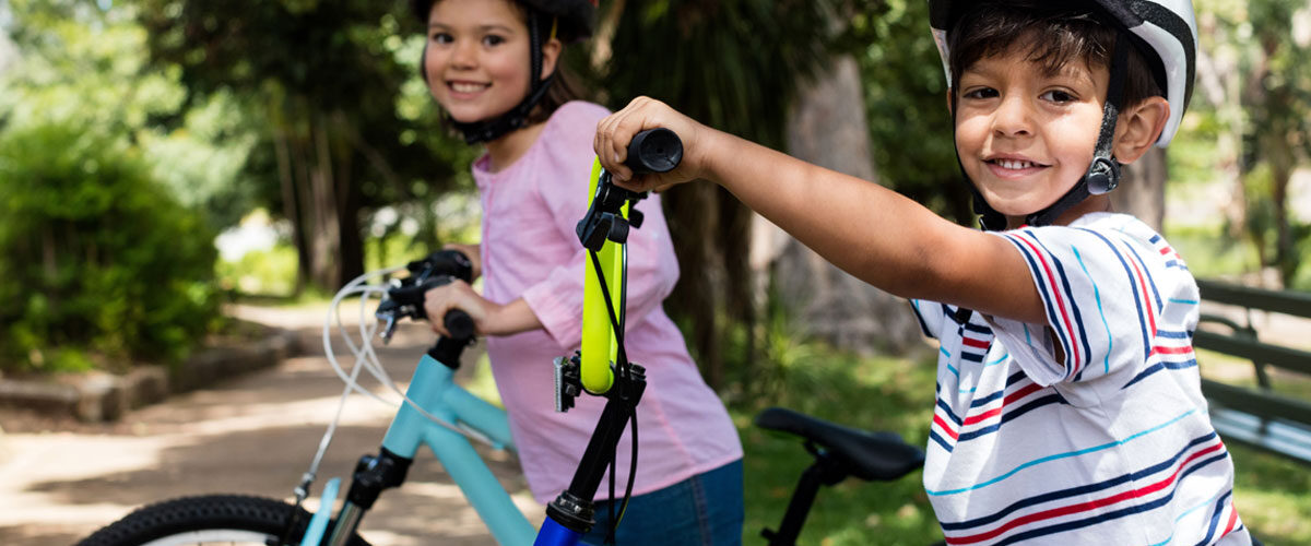 2 Kinder mit dem Fahrrad