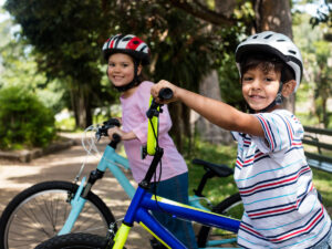 2 Kinder mit dem Fahrrad