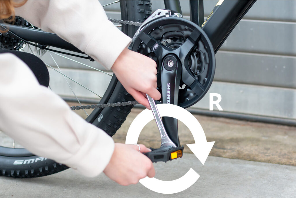 montagepedalrechts 1 1024x683 - Fahrradpedale wechseln oder die Pedale deines neuen Fahrrads oder E-Bikes montieren