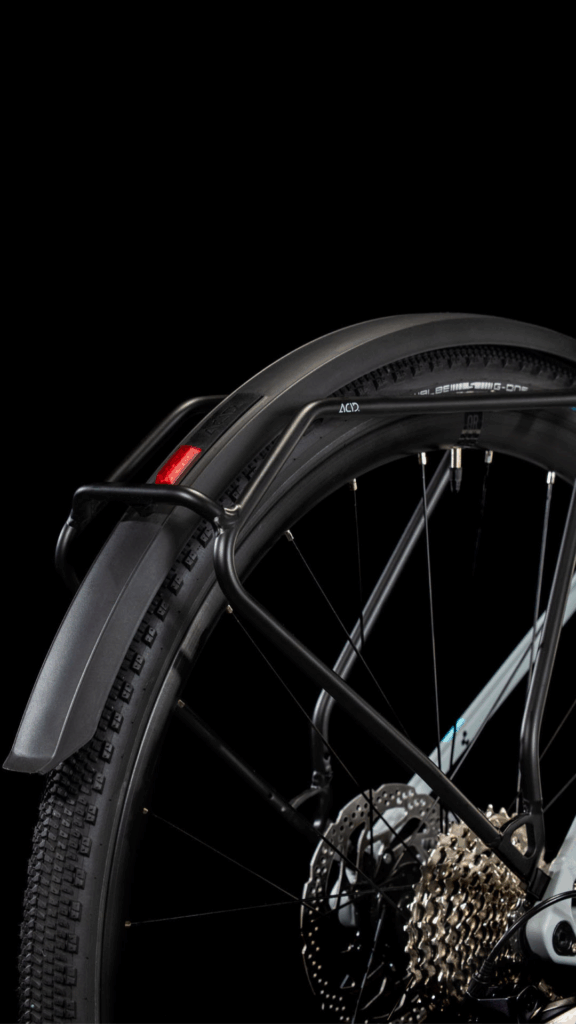 Cube Nuroad Race FE gravel bike - rueda trasera con portaequipajes ACID, guardabarros y luz trasera integrada Cube Nuroad Race FE gravel bike - rueda trasera con portaequipajes ACID, guardabarros y luz trasera integrada