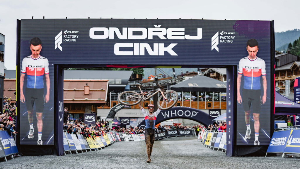 Ondřej Cink esulta con la sua mountain bike sollevata in alto al traguardo della Coppa del Mondo UCI MTB a Leogang 2025 dopo la sua prima vittoria in Coppa del Mondo Elite. Ondřej Cink esulta con la sua mountain bike sollevata in alto al traguardo della Coppa del Mondo UCI MTB a Leogang 2025 dopo la sua prima vittoria in Coppa del Mondo Elite.