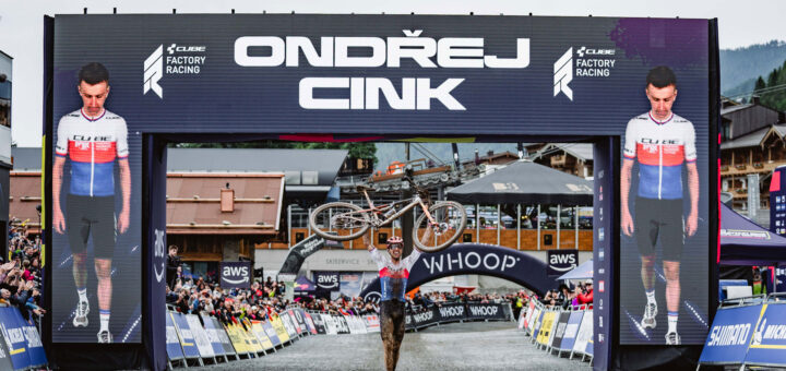 Ondřej Cink jubelt mit hochgehobenem Mountainbike im Ziel des UCI MTB World Cups in Leogang 2025 nach seinem ersten Elite-Weltcupsieg
