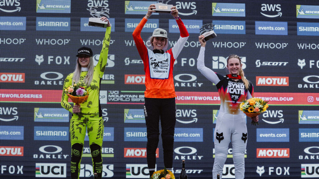 Rosa Zierl è raggiante sul podio di Leogang 2025 e solleva il suo trofeo dopo aver vinto la discesa libera nella categoria juniores, accanto a lei gli altri vincitori. Rosa Zierl è raggiante sul podio di Leogang 2025 e solleva il suo trofeo dopo aver vinto la discesa libera nella categoria juniores, accanto a lei gli altri vincitori.