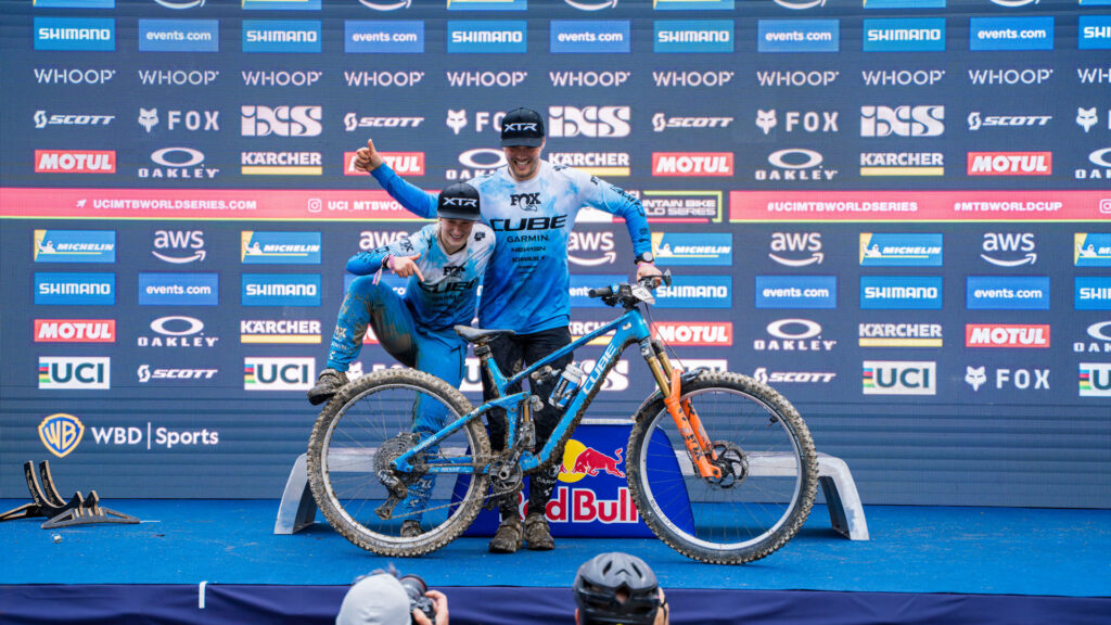 Simona Kuchynkova e Zakarias Johansen posano con un CUBE Stereo ONE77 davanti al podio di Leogang 2025 per i fotografi dopo i loro successi nella Coppa del Mondo di Enduro. Simona Kuchynkova e Zakarias Johansen posano con un CUBE Stereo ONE77 davanti al podio di Leogang 2025 per i fotografi dopo i loro successi nella Coppa del Mondo di Enduro.