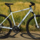 Cube Nature Crossbike auf Feldweg – sportliches Fahrrad vor grün-gelbem Wiesenhintergrund