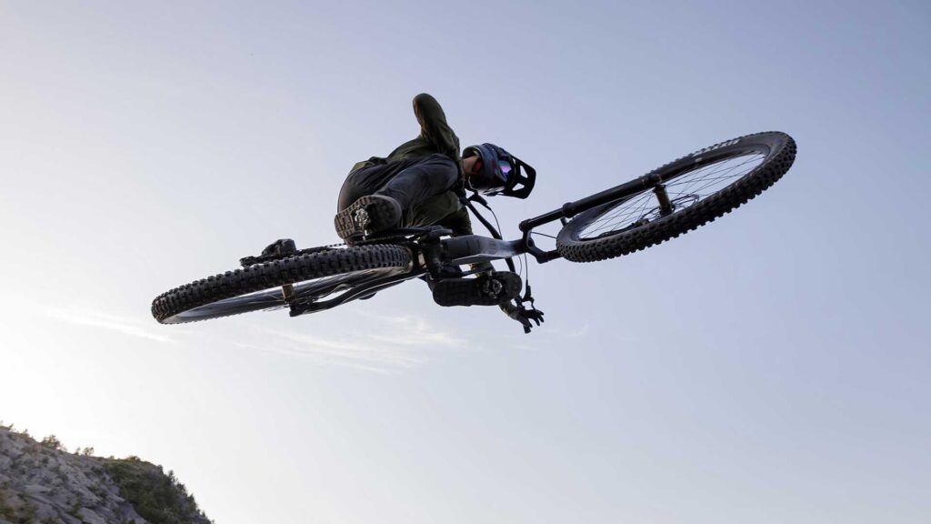 Radfahrer springt mit einem Bike von Cube 2026