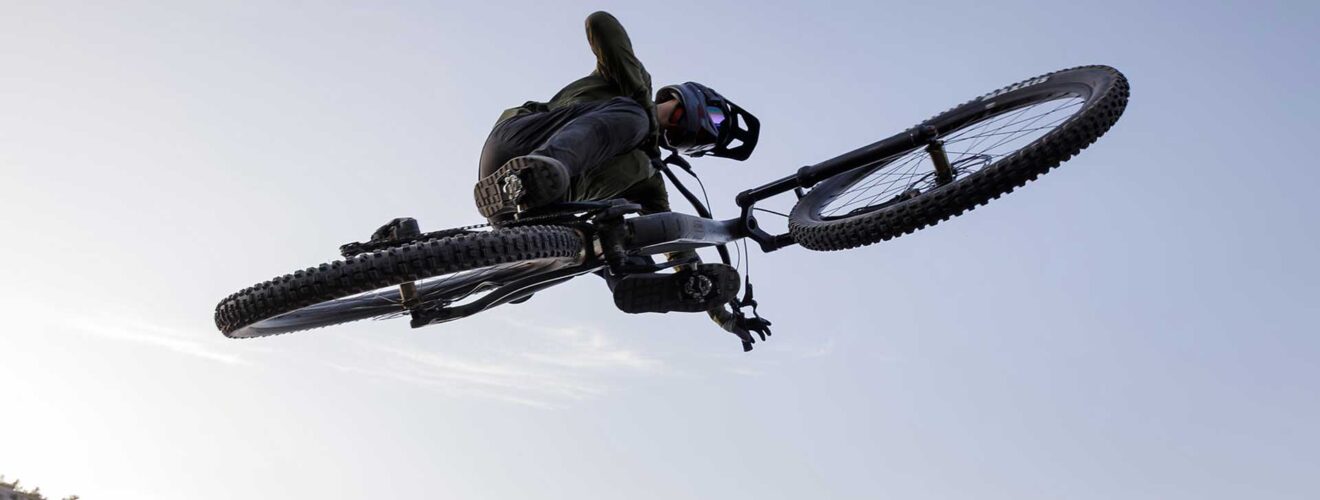 Radfahrer springt mit einem Bike von Cube 2026