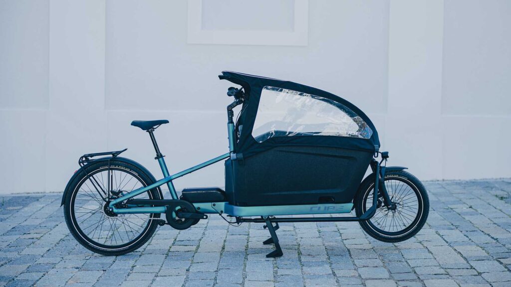 Cube Cargo Hybrid 2026 in blau mit Abdeckung