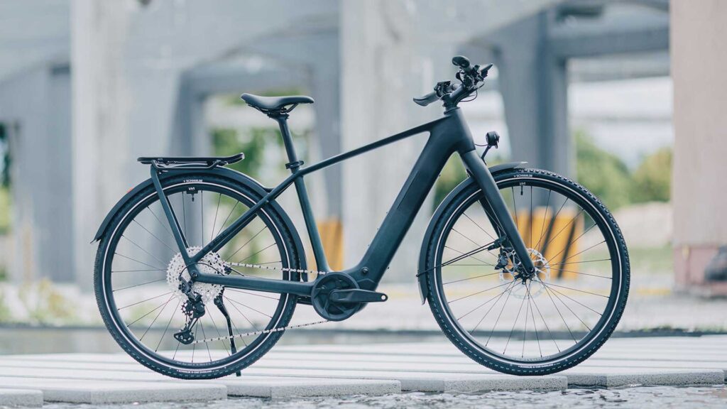 Cube Kathmandu Hybrid 2026 mit Gepäckträger in schwarz