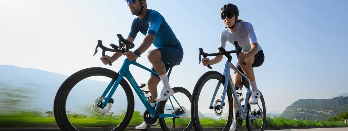 Rennradfahrer und Rennradfahrerin auf Cube Rennrad 2026 beim Fahren.