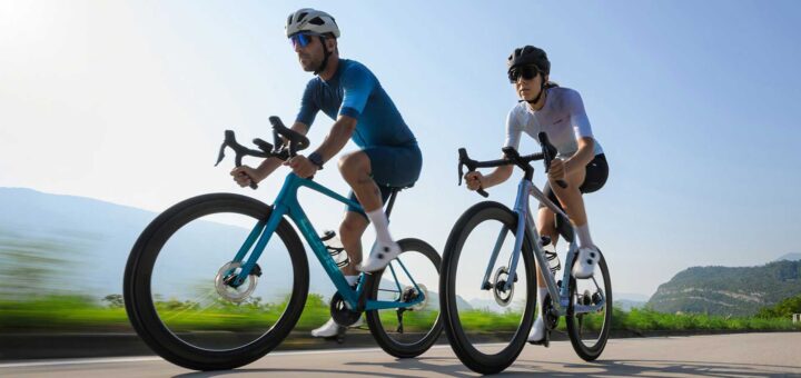 Rennradfahrer und Rennradfahrerin auf Cube Rennrad 2026 beim Fahren.