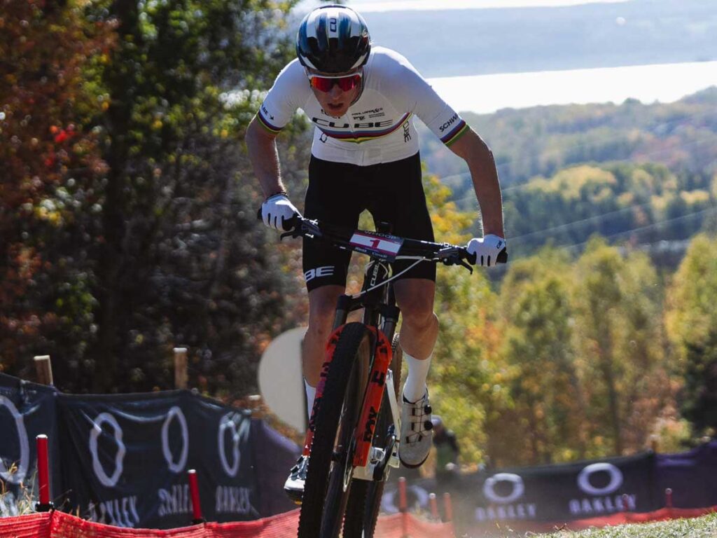 Finn Treudler rijdt staand op zijn Cube-fiets tijdens de Cube Factory Racing-seizoensfinale 2025 in Mont-Sainte-Anne en toont volle concentratie op het crosscountry-parcours. Finn Treudler rijdt staand op zijn Cube-fiets tijdens de Cube Factory Racing-seizoensfinale 2025 in Mont-Sainte-Anne en toont volle concentratie op het crosscountry-parcours.