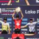 Finn Treudler jubelt auf dem Podium und hält stolz die Trophäe für seinen U23-Triumph in Lake Placid in die Höhe.