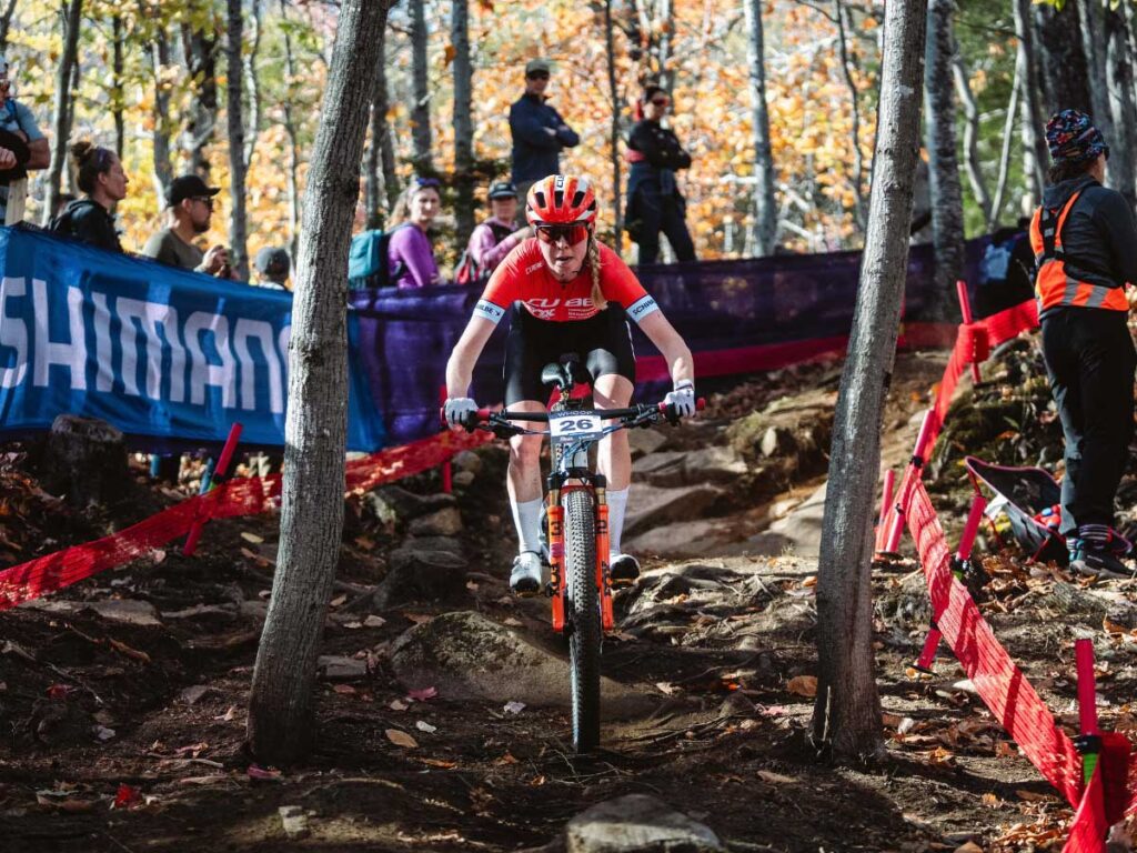 Kira Böhm fährt beim Cube Factory Racing Saisonfinale 2025 konzentriert durch die technische Waldstrecke in Mont-Sainte-Anne auf ihrem Cube Mountainbike. Kira Böhm fährt beim Cube Factory Racing Saisonfinale 2025 konzentriert durch die technische Waldstrecke in Mont-Sainte-Anne auf ihrem Cube Mountainbike.