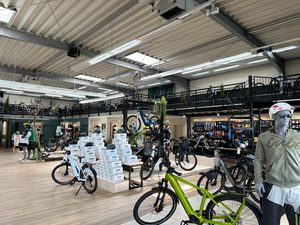 zu sehen ist der neue cube Store Schwäbisch Hall von innen zu sehen ist der neue cube Store Schwäbisch Hall von innen